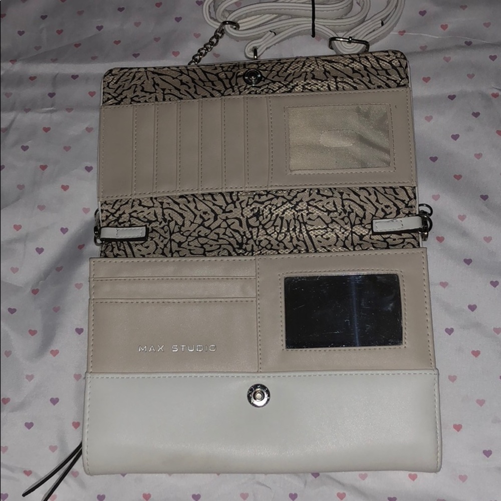 Max Studio White Flower Crossbody - Picture 3 of 8